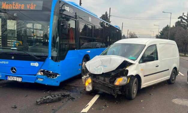Ledarálta a busz a furgont, az ételfutár csúnyán benézte a kanyarodást