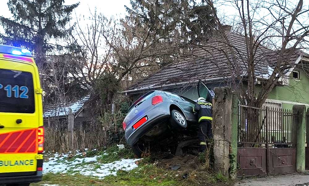Áttörte a kerítést a Volkswagen, aztán a vagánykodó sofőr sokkot kapott és zokogórohamban tört ki, megszólalt a rendőrség is