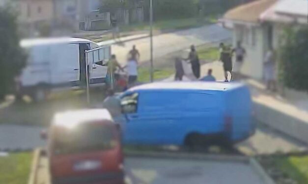 Tömegverekedés a szombathelyi vásárban: viperával esett egymásnak két család – videó a balhéról