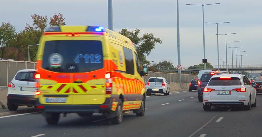 Drámai baleset az M5-ösön: Trélerbe csapódott egy kisbusz, 12 ember érintett az ütközésben