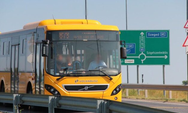 Menet közben esett ki a buszból egy kislány Pest megyében, kórházba szállították a gyermeket