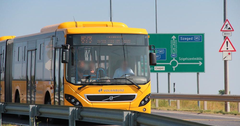 Menet közben esett ki a buszból egy kislány Pest megyében, kórházba szállították a gyermeket