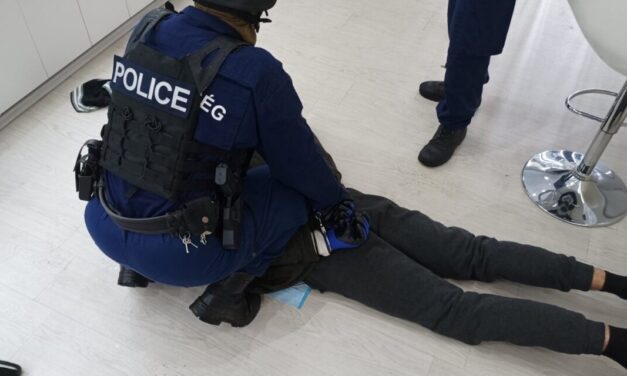 Elfogták a férfit, aki a hajánál fogva rángatott az autójához egy 16 éves lányt