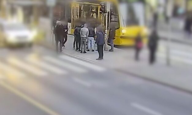 Kamaszok támadtak a jegyellenőrre Budapesten: ököllel ütötték arcon és rugdosták, videó és készült róla