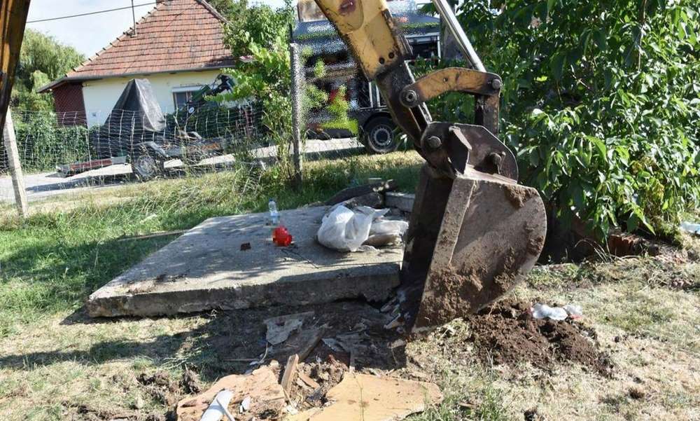 Felháborító! 15 év börtönnel megúszhatja a nevelőapa, aki felesége tudtával megölte és elásta a két nevelt lányát, az asszony két évet kaphat