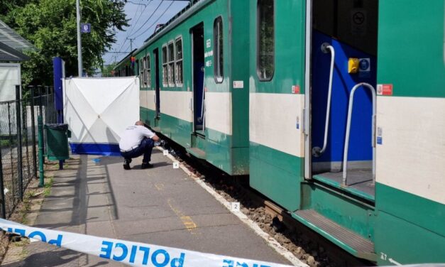 „2-3 méterre a HÉV előtt lépett be, beesett alá” – esélye sem volt a túlélésre annak a férfinak, aki fülhallgatóval a fülén lépett a HÉV elé Dunaharasztiban