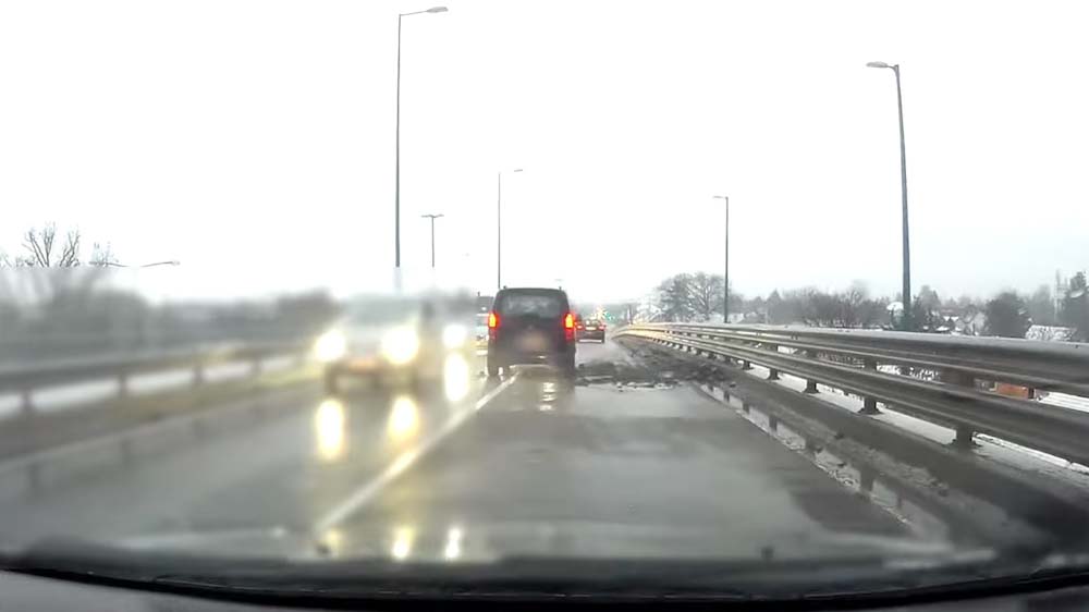 Óriási a kátyú a Csömöri úti felüljárón, csak a szembesávban lehet kikerülni – videó