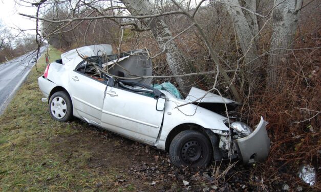 Egy éjszaka alatt két autót is ellopott a férfi, az egyikkel súlyos balesetet szenvedett