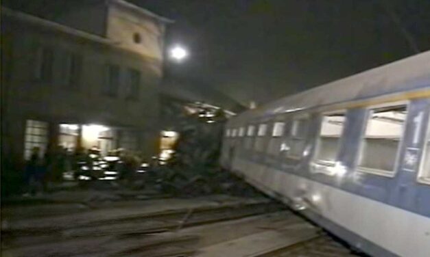 „Az állomás egyik zárt termébe vitték az elhunytakat” – megszólalt a fotóriporter, aki elsők közt ért a 29 évvel ezelőtt történt vasúti katasztrófa helyszínére Szajolnál