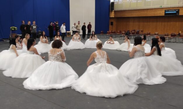 „Isten veled Tibor” – szívszorító sorokkal búcsúznak a kiskunhalsi szalagavatón elhunyt pedagógustól a diákok és a kollégák