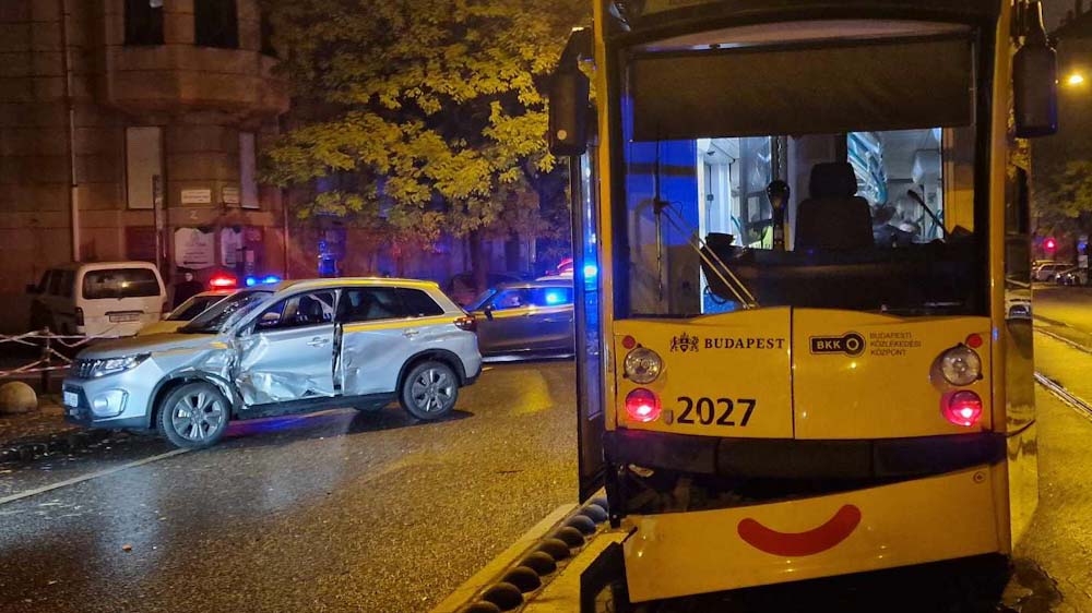 Nem vette észre a 6-os villamost a Suzuki sofőrje, kikanyarodott elé, csúnyán összeütköztek – helyszíni fotók