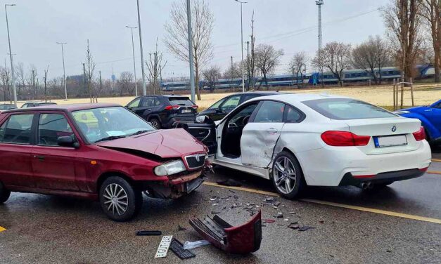 Tömegkarambol az ónos eső miatt, a luxus BMW sem úszta meg a csattanást a csúszós utcán