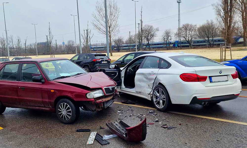 Tömegkarambol az ónos eső miatt, a luxus BMW sem úszta meg a csattanást a csúszós utcán