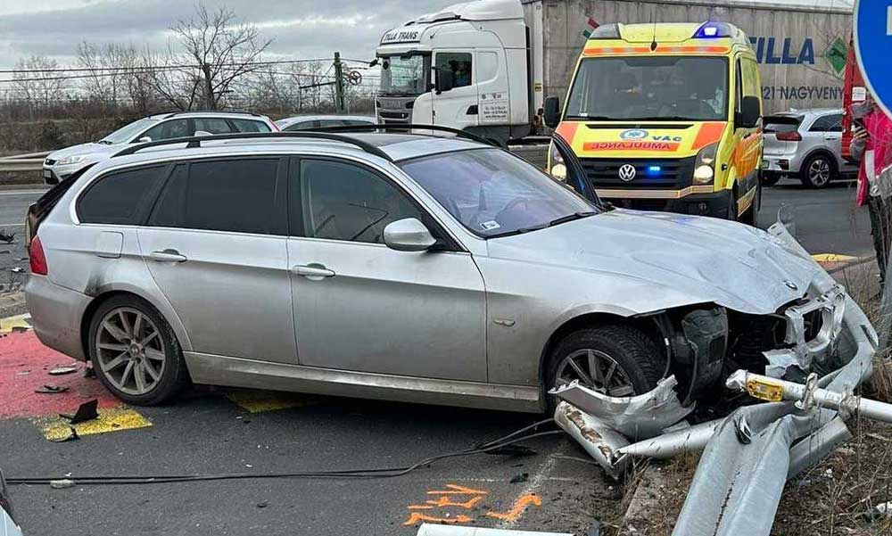 Rommá tört a BMW eleje, azt hitte a sofőr, rá nem vonatkozik a piros jelzés, kórház lett a vége