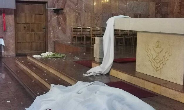 Őrület! Bement egy budapesti templomba és szétverte a kegytárgyakat az őrjöngő férfi