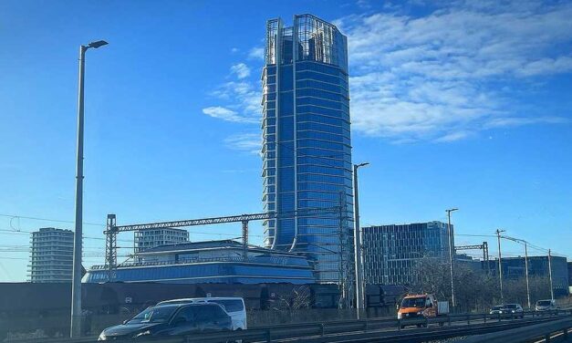 Lövöldözés Budapesten a MOL-toronynál, tíz rendőrautó érkezett a helyszínre, aztán beindult az autós üldözés