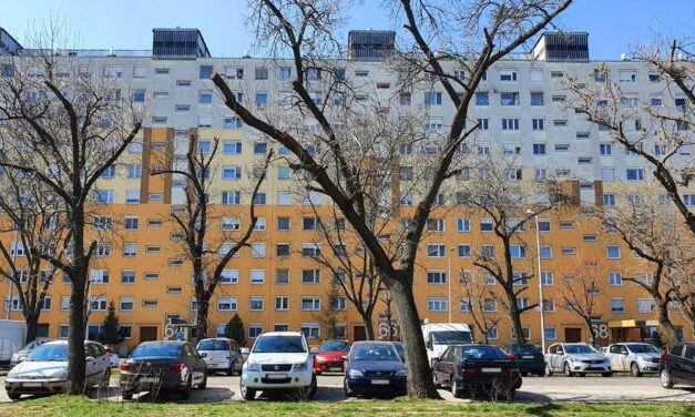 Dráma a budapesti lakótelepen: élettelen állapotban találtak rá a rendőrök egy 17 éves fiúra, miután kizuhant az egyik lakásból