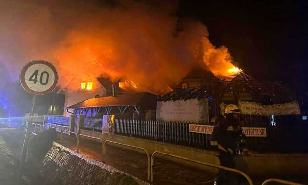 Kigyulladt egy panzió Vácrátóton: menekítették a vendégeket a szálláshelyről