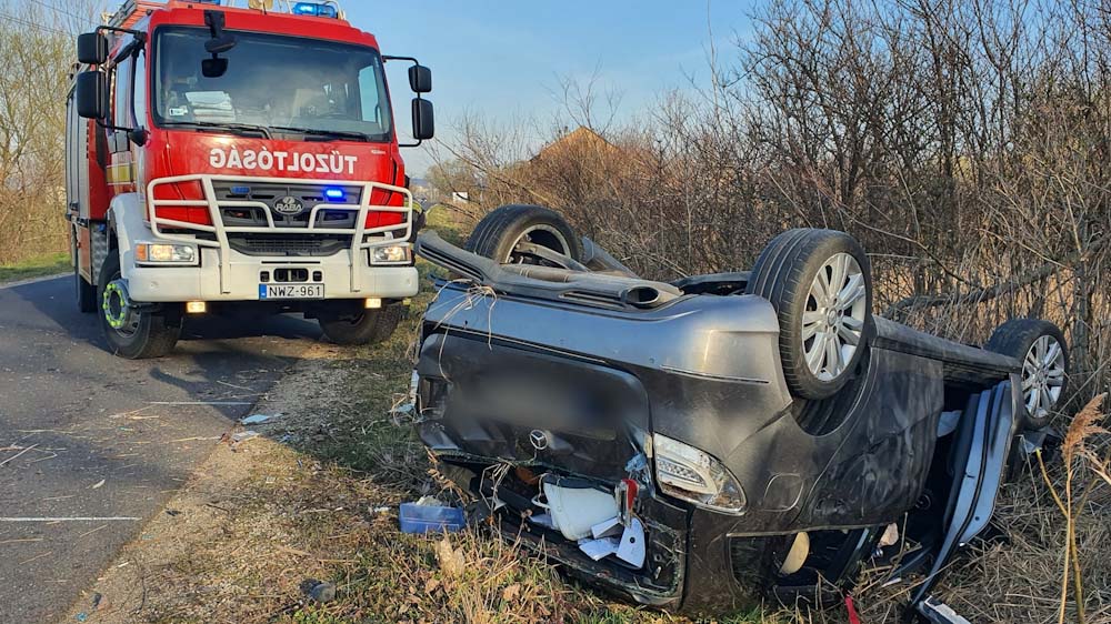 Várpalotai baleset: meghalt az autóból kizuhant fiatal nő, a részeg sofőr és a másik utas azt is letagadta, hogy velük utazott