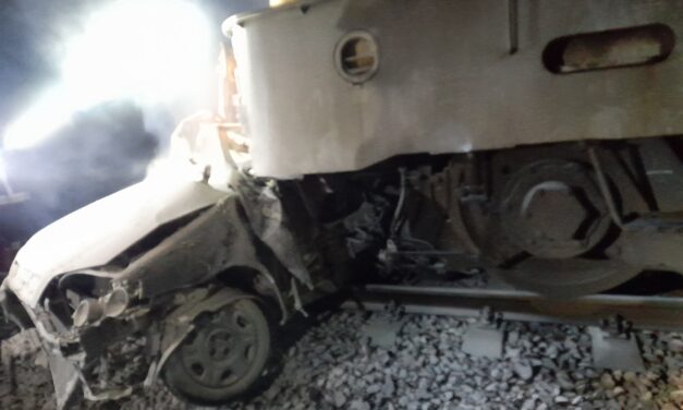 Súlyos baleset Kisvárdánál: vonattal ütközött egy autó, pótlóbuszok viszik az utasokat az érintett szakaszon