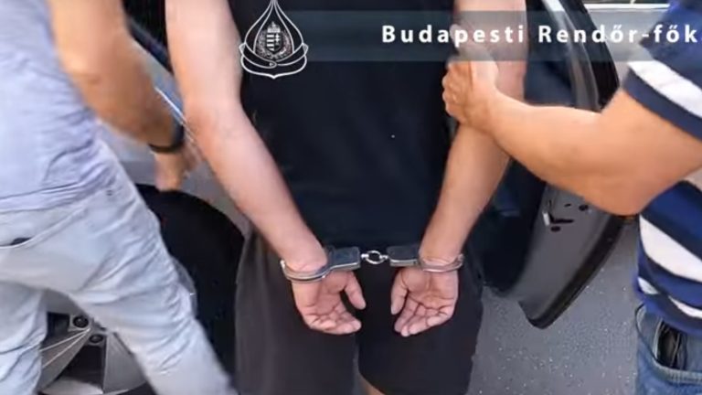 Késsel hadonászott a társasáház udvarán majd rendőri intézkedés közben meghalt az őrjöngő férfi