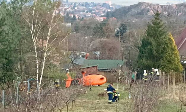 Lezuhant egy repülő Budaörsön: egy magánház udvarára esett a gép, sérültek is vannak