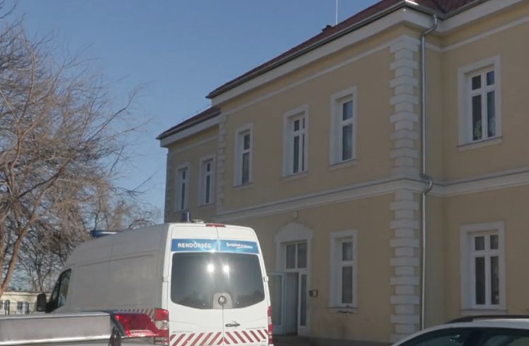 Letartóztatták az ötgyermekes férfit, aki halálra verte a párját, majd napokra otthagyta a gyerekeit a holttesttel