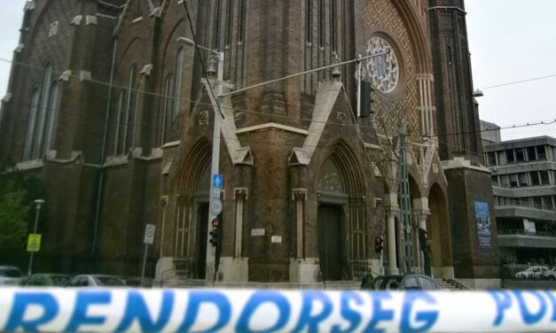 Lezuhant egy ipari alpinista az egyik, budapesti római katolikus templom tetejéről