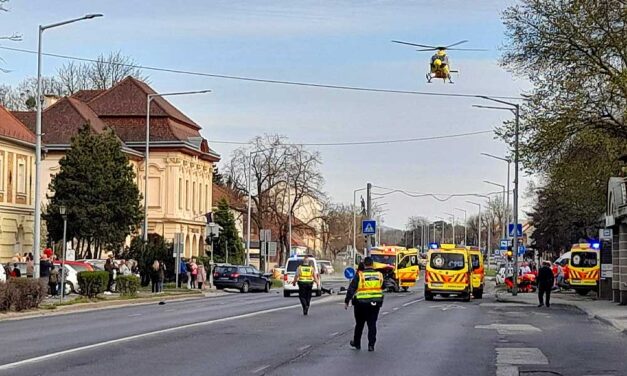 Oszlopnak csapódott egy gázoláshoz siető mentőautó Tatán: heten sérültek, két mentőhelikopter érkezett a helyszínre 