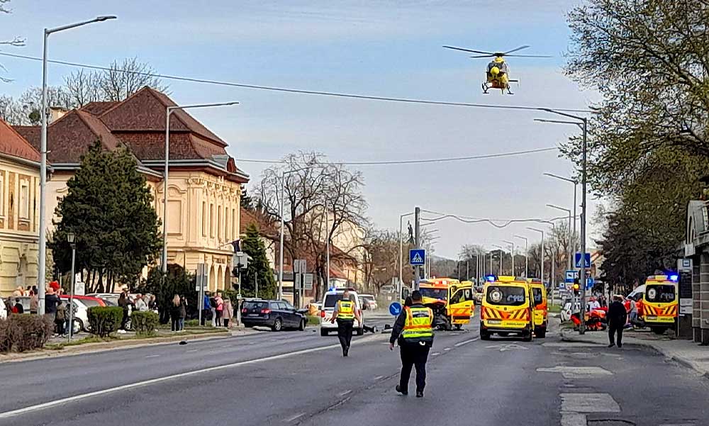 Oszlopnak csapódott egy gázoláshoz siető mentőautó Tatán: heten sérültek, két mentőhelikopter érkezett a helyszínre 