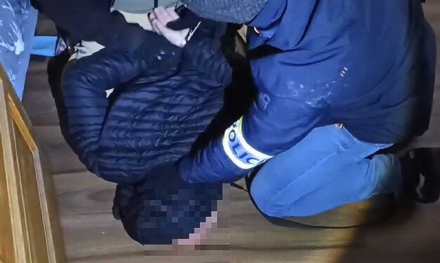 Brutális családi erőszak a vecsési konyhában – Késsel támadt élettársára a férfi, ekkor a nő arcon lőtte gyermekei apját
