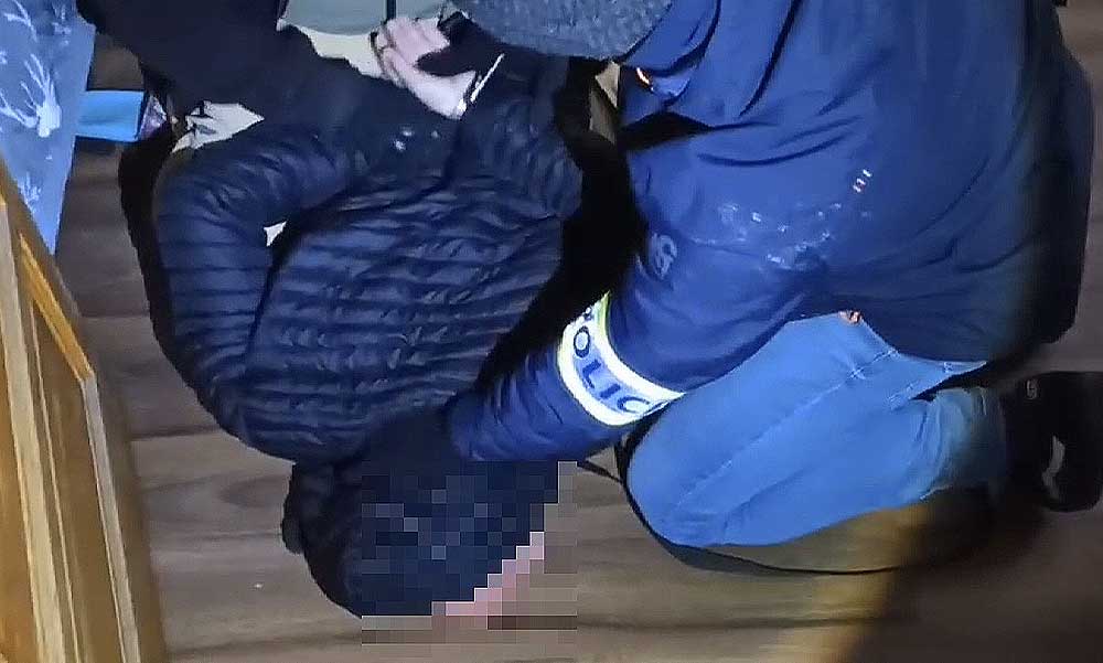 Brutális családi erőszak a vecsési konyhában – Késsel támadt élettársára a férfi, ekkor a nő arcon lőtte gyermekei apját