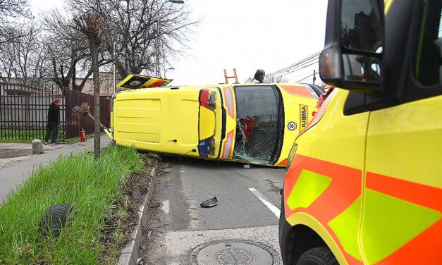 Felborult egy beteget szállító mentőautó Budapesten: a személyzetet és a beteget is kórházba vitték