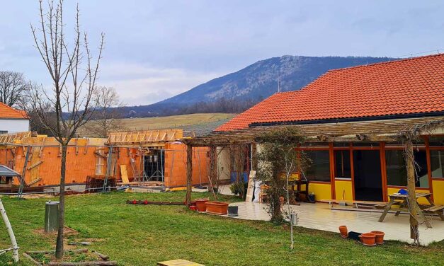 Botrány Pilisborosjenőn! Kiderült, hogyan kerülhetett a porcukor helyett tisztítószer az ovisok kajájába, a helyiek nagyon kiakadtak