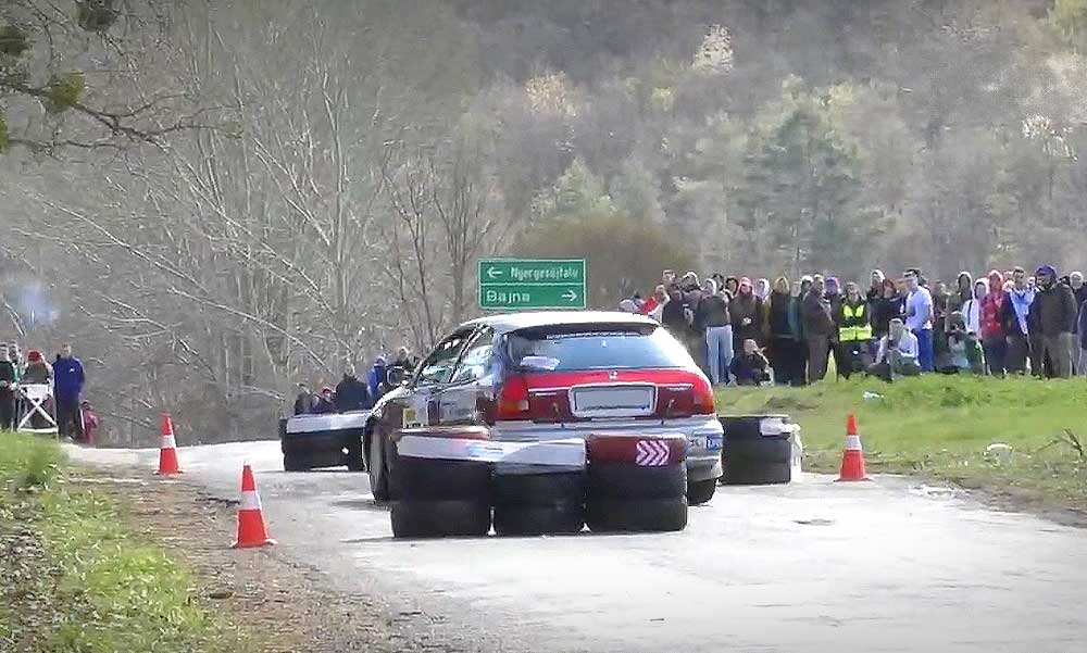 Rallybaleset: több métert repült és egy nézőre zuhant az a kislány, akinek életéért most is küzdenek az orvosok, a gyerek újraélesztését egy önkéntes katona kezdte meg