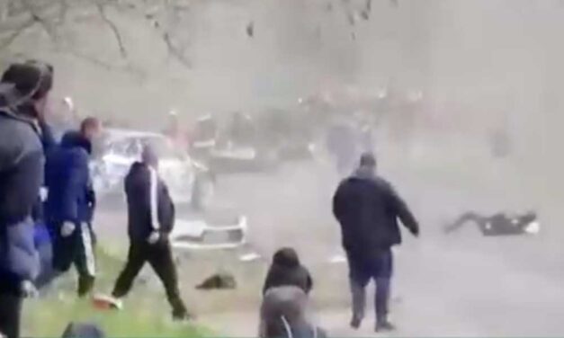 „Pont ott álltak, ahol becsapódott az autó” – a Bajnán élő apa és fia a rallybaleset két áldozata, a településen gyűjtésbe kezdtek az áldozatok családjának megsegítésére