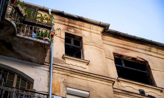 „Még a ruha is ráégett, úgy szaladt ki a házból” – egy 100 éves asszony a budapesti robbanás halálos áldozata, az idős asszonyra kávéfőzés miatt robbanhatott rá a fal