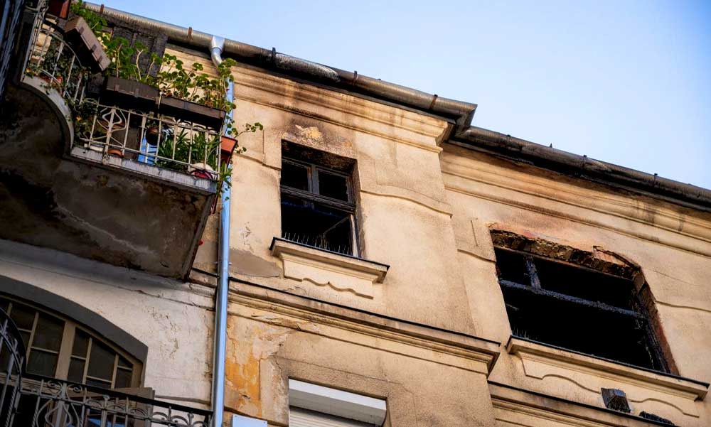 „Még a ruha is ráégett, úgy szaladt ki a házból” – egy 100 éves asszony a budapesti robbanás halálos áldozata, az idős asszonyra kávéfőzés miatt robbanhatott rá a fal