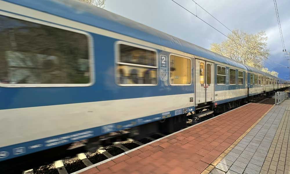 Teljes káoszt hozott a MÁV-nál a forróság: nem lehet elviselni a forró kocsikat, a társaság szerint inkább maradjanak otthon
