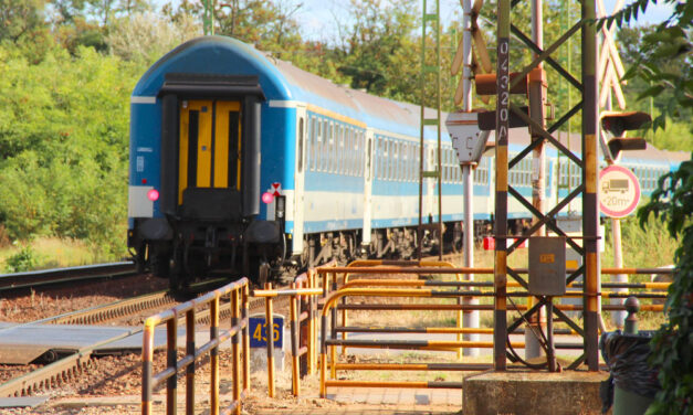 „Ahogy leszálltunk, az ajtó bezáródott, bepánikoltunk és felugrottunk” – felkapaszkodtak az IC ütközőjére, majd az egyikük szörnyethalt