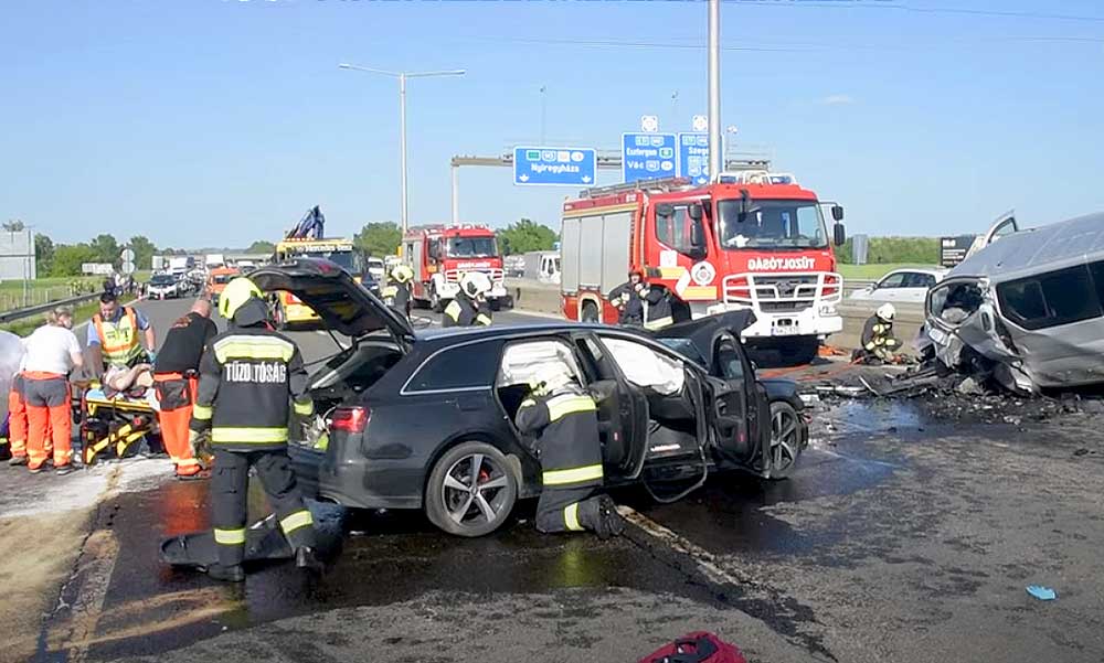 Brutális karambol az M3-as bevezetőjén, frontálisan ütközött egy Audi és egy kisbusz – FOTÓK