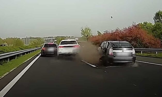 Új fejlemény: Nyilvánosságra került egy újabb videó az M7-esen az autók közé csapódó luxus Audi tarolásáról