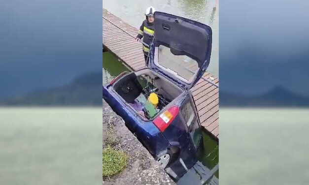 A Balatonba zuhant egy autó Fonyódnál, a sofőr nem élte túl a balesetet