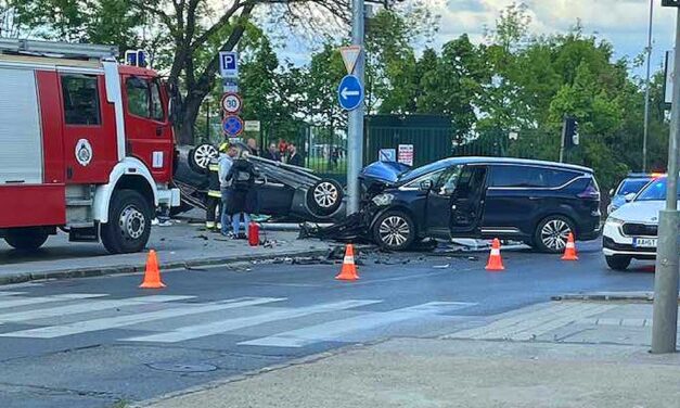 Luxus Mercedes karambolozott a Hegyalja úton, a feje tetejére állt a méregdrága autó