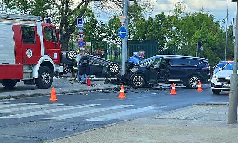 Luxus Mercedes karambolozott a Hegyalja úton, a feje tetejére állt a méregdrága autó