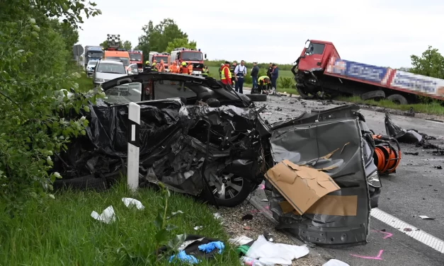 Szörnyű baleset az M2-esen: kamionnal ütközött egy autó, ketten a helyszínen meghaltak
