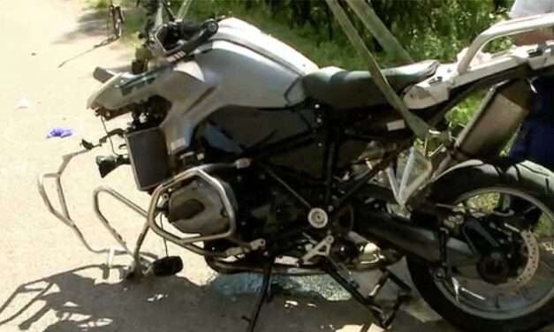 Motorostalálkozóra ment a fiatal pár, két autóval is ütköztek, azonnal szörnyethaltak