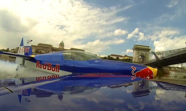 Besenyei Péter Red Bull-os gépe zuhant le Martonvásárnál, Szingapúr volt magyar nagykövete az egyik áldozat