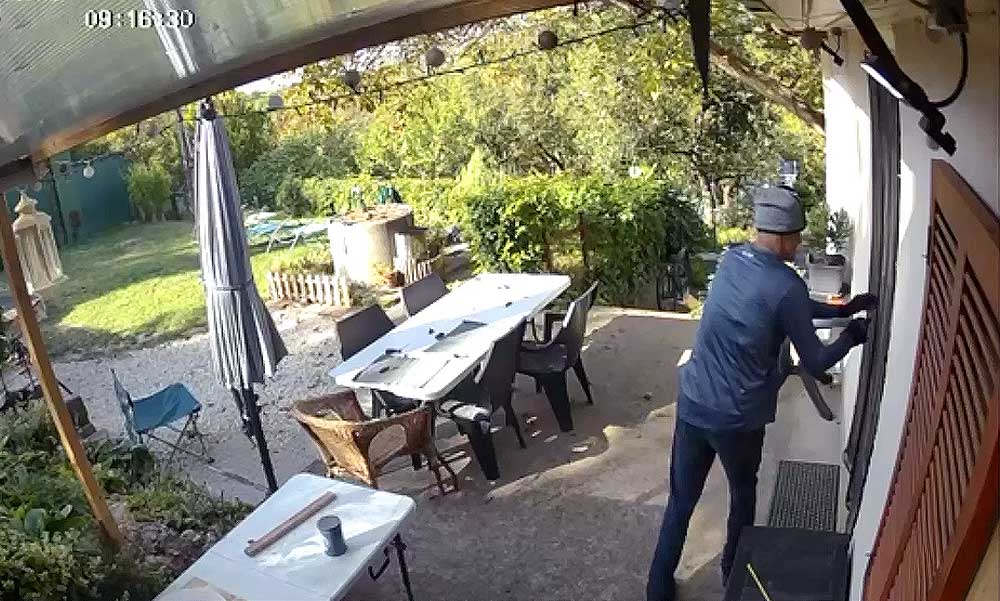 Videó készült a betörőről, 100 ezer forintot adnak annak, aki segít megtalálni ezt a férfit