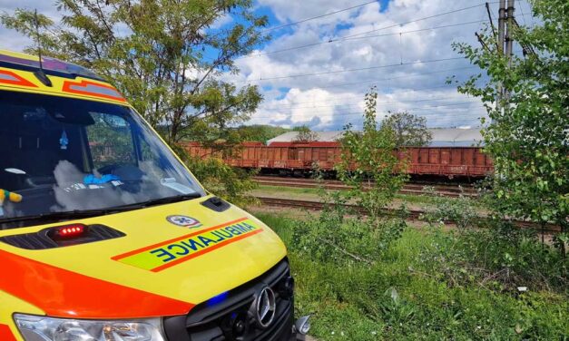 Családi tragédia Győrnél: a 8 éves kislány végignézhette, ahogyan anyja kisebbik testvérével a vonat elé ugrik